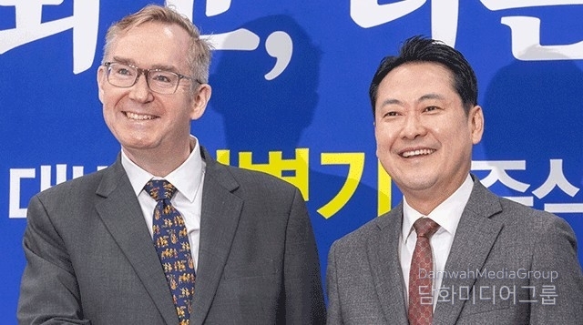 People Power Party leader Jang Dong-hyuk (right) meets with British Ambassador to South Korea Colin Crooks on Oct. 28.