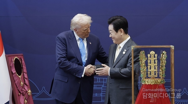 President Lee Jae-myung (right) awards U.S. President Donald Trump with the "Grand Order of Mugunghwa," South Korea's highest order, at the Gyeongju National Museum in the southeastern city of Gyeongju on Oct. 29, 2025.