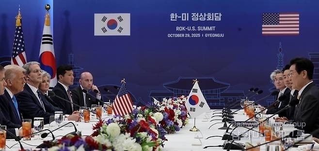 President Lee Jae-myung (right) holds a summit with U.S. President Donald Trump at the Gyeongju National Museum in the southeastern city of Gyeongju on Oct. 29, 2025