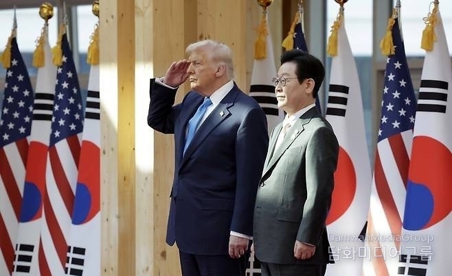 President Lee Jae-myung (right) and U.S. President Donald Trump review the honor guard.