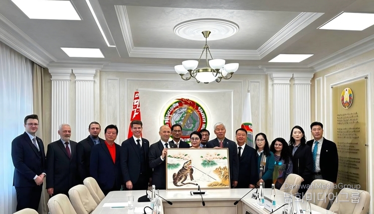 After Lee Jong-young, Chairman of Diplomacy Journal, Kim Jong-bak, CEO of Sejoong Travel, and Professor Lee Mi-hyung presented a K-folk painting to Oleg Andreychik, Vice Minister of the Belarusian Ministry of Sports and Tourism, the two delegations take a commemorative photo together following a roundtable discussion.