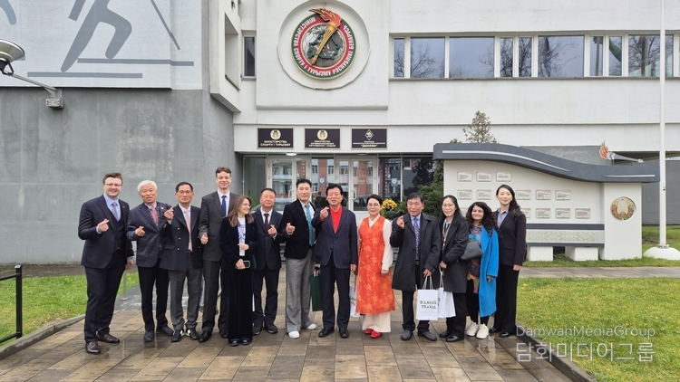 The Korean and Belarusian delegations take a commemorative photo in front of the Belarusian Ministry of Sports and Tourism building.