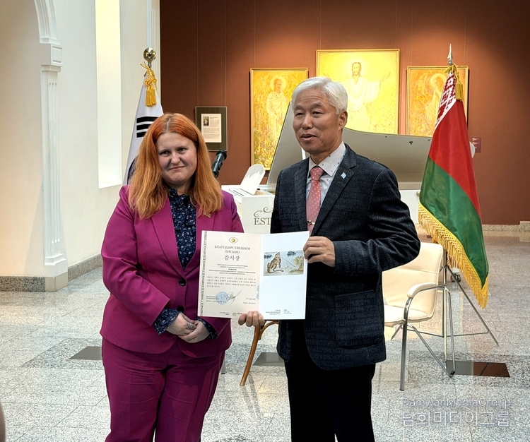 At the opening ceremony, donors of K-Minwha, Chairman Lee Jon-young, and the Korean delegation in attendance received letters of appreciation from the Minister of Culture of Belarus. All artists who exhibited their works at the event received letters of appreciation from the Director of the National Art Museum of Belarus. The Deputy Minister of Culture of Belarus (left) presents the Minister's letter of appreciation to Chairman Lee Jon-young.
