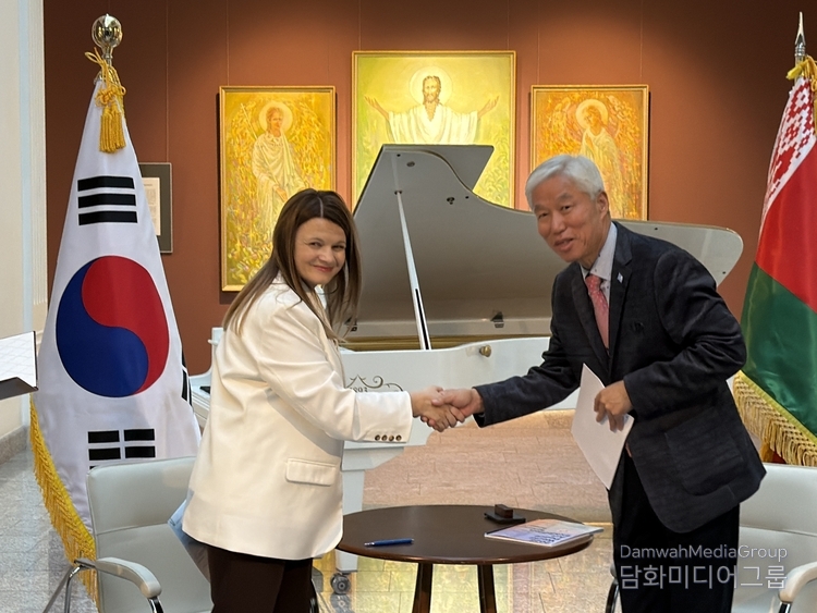 The Director of the National Art Museum of Belarus (left) and Chairman of Diplomacy Journal Lee Jon-young (right) shake hands after exchanging a certificate of donation of 32 K-Minwha works.
