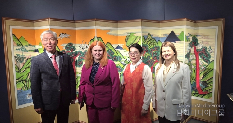 (From left) Chairman Lee Jon-young of Diplomacy Journal, Deputy Minister of Culture of Belarus, Professor Lee Mi-hyung of Myongji University, and the Director of the National Art Museum of Belarus.