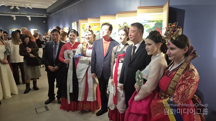 The Korean delegation and the Belarusian folk dance troupe are taking a commemorative photo.