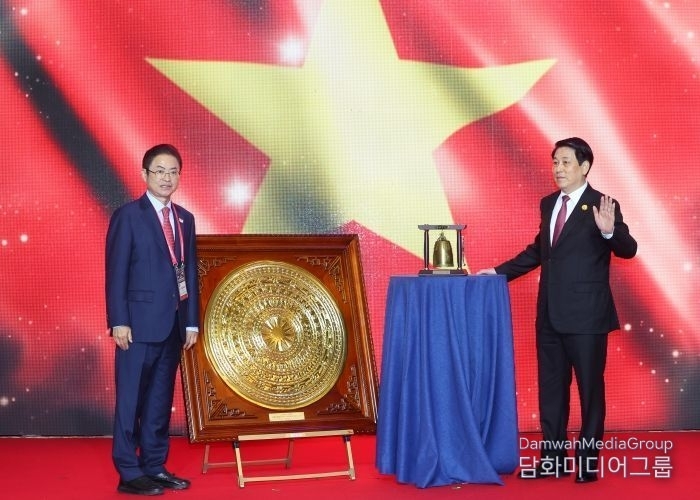 Governor Lee Cheol-woo of Gyeongsangbuk-do Province (left) and President Luong Cuong of Vietnam attend the 'Meeting with the Vietnamese Leader' event in Gyeongju on October 30, 2025.