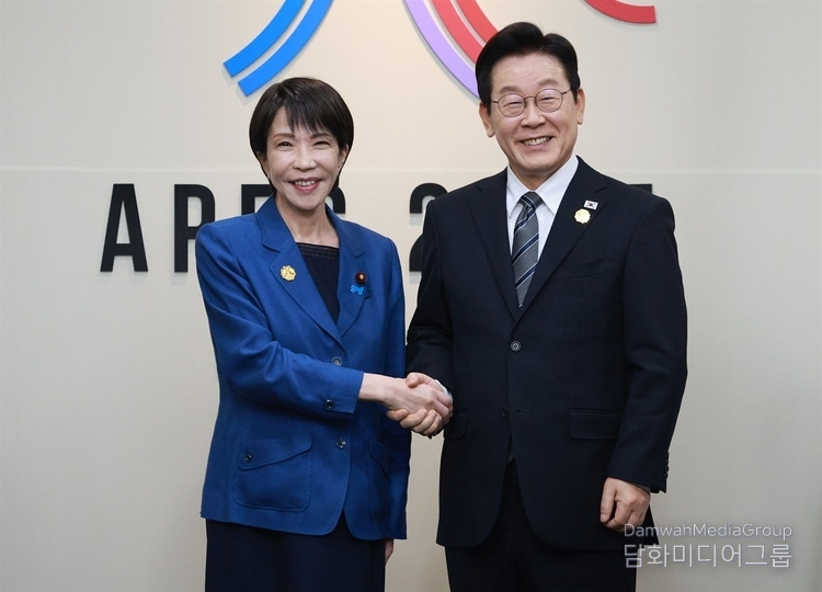 President Lee Jae-myung (right) shakes hands with Japanese Prime Minister Sanae Takaichi at the Gyeongju Hwabaek International Convention Center in the southeastern city of Gyeongju on Oct. 30, 2025.