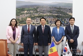 Rep. Kim Seok-ki meets with Moldovan Ambassador Dumitru Socolan