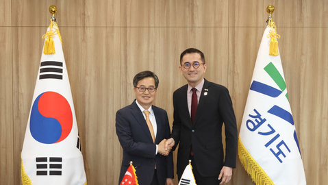 Gyeonggi Governor Kim meets with Singapore Ambassador Eric Teo