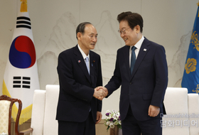 President Lee meets with former Japanese Prime Minister Yoshihide Suga