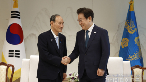 President Lee meets with former Japanese Prime Minister Yoshihide Suga