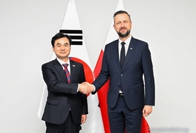 Defense Minister Ahn holds a meeting with his Polish counterpart in Poland