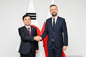 Defense Minister Ahn holds a meeting with his Polish counterpart in Poland