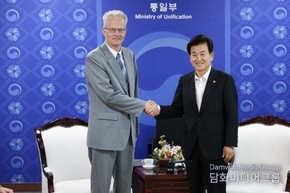 Unification Minister Chung meets with Swedish Ambassador Karl-Olof Andersson