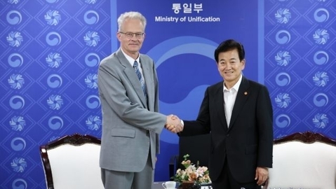 Unification Minister Chung meets with Swedish Ambassador Karl-Olof Andersson