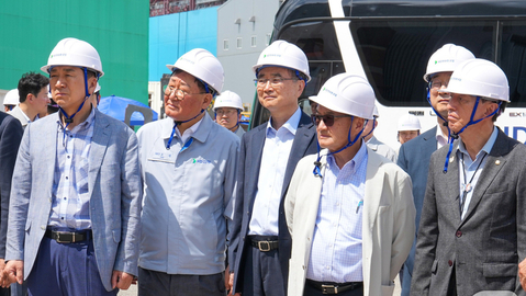 Foreign Minister Cho and U.S. Deputy Amb. Joseph Yun visit Ulsan Shipyard
