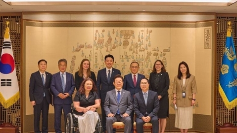 President Lee Jae-myung meets with visiting US Senators