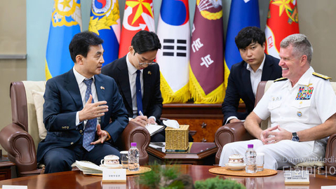 Defense Minister Ahn meets with U.S. Indo-Pacific Commander Paparo