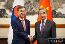 Foreign Minister Cho holds talks with his Chinese counterpart Wang Yi