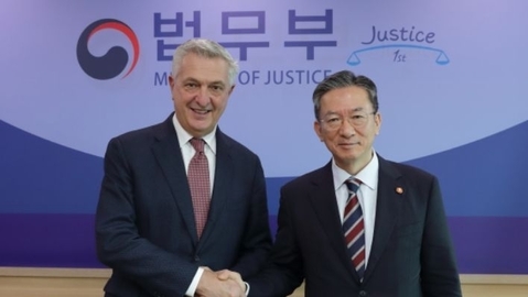 Justice Minister Chung Sung-ho meets with UNHCR high commissioner
