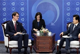 Unification Minister Chung holds a meeting with French Amb. to Korea Bertoux
