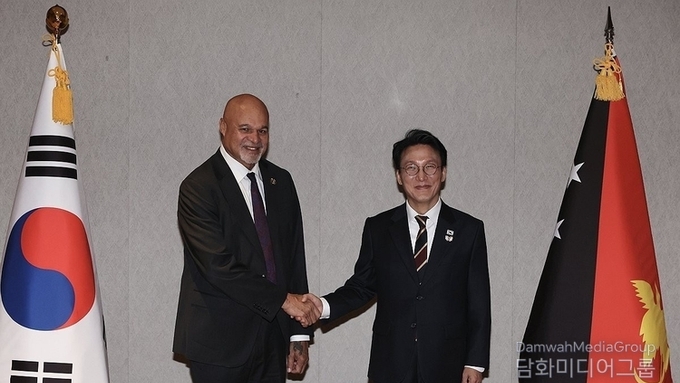 Prime Minister Kim meets with Papua New Guinea's Deputy Prime Minister