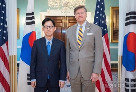 Vice Foreign Minister Park holds a meeting with his U.S. counterpart