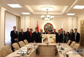 Peace blooming from the brush tips of K-Folk painting, "The power of Korean traditional beauty reaffirmed in Belarus"