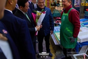 President Lee Visits Traditional Markets in Cheongju and Changwon, Pledges Support for Local Commerce