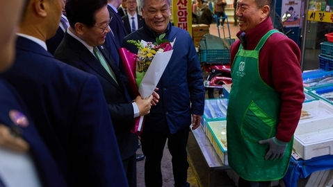 President Lee Visits Traditional Markets in Cheongju and Changwon, Pledges Support for Local Commerce